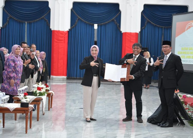 Gubernur Jawa Barat Ridwan Kamil menyaksikan pengukuhan ISKI Jabar oleh Ketua ISKI Pusat Dr. Dadang Rahmat, di Gedung Sate Bandung , Rabu (16/8/2023).